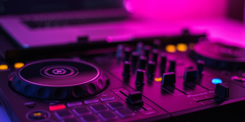 Den budgetvenlige DJ controller Pioneer DDJ-800 er helt perfekt for den nystartede DJ