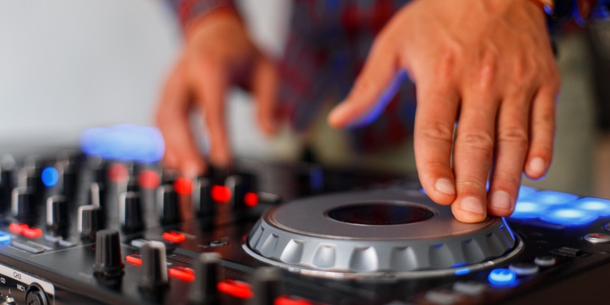 Det tager ofte lidt tid at gøre sig bekendt med de forskellige knapper og hjul på en DJ pult